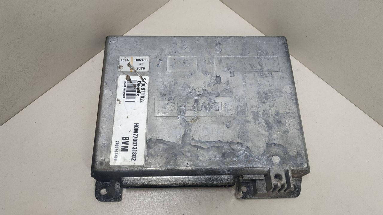блок управления двигателем Renault 19 1 поколение 1990, 1.7 л., бензин, HOM7700731802, 7700744410, S100811102C - фото №1