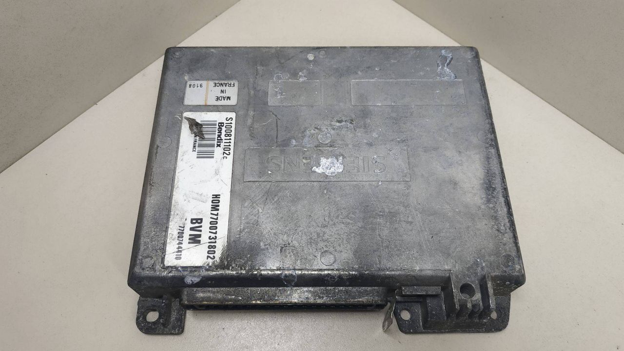 блок управления двигателем Renault 19 2 поколение 1999, 1.7 л., бензин, HOM7700731802, 7700744410, S100811102C - фото №1