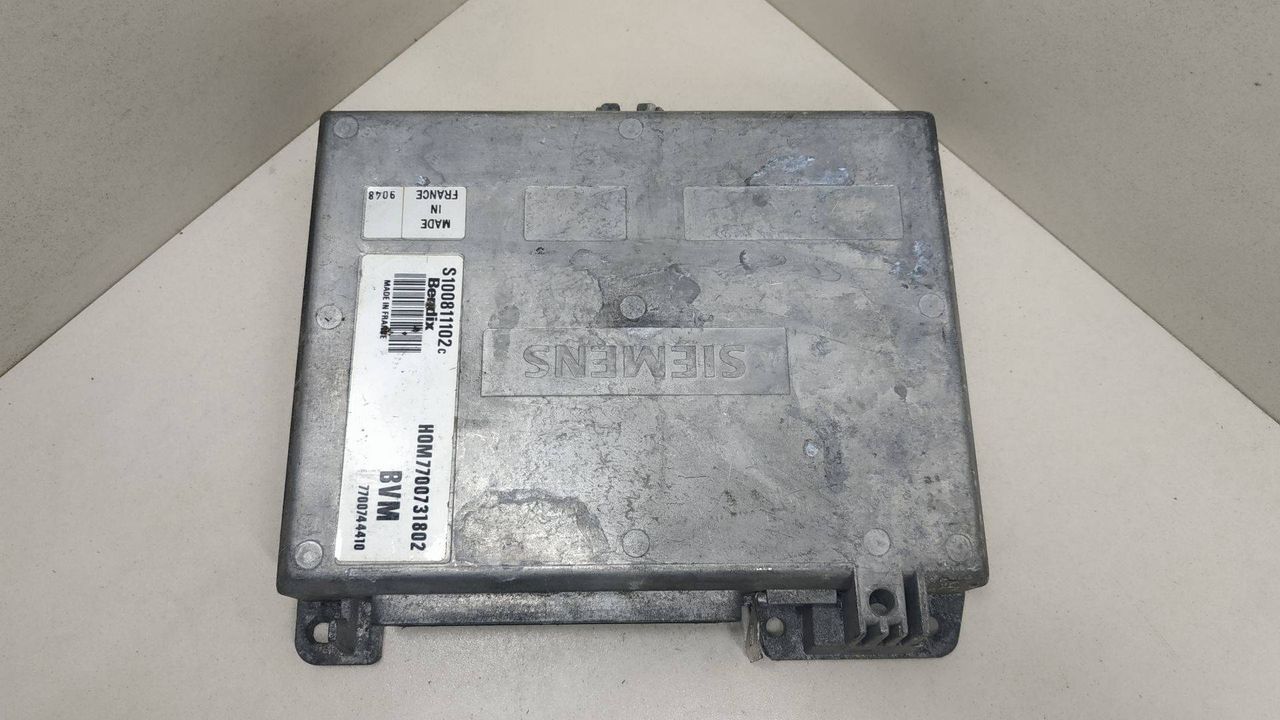 блок управления двигателем Renault 19 2 поколение 1999, 1.7 л., бензин, HOM7700731802, 7700744410, S100811102C - фото №1