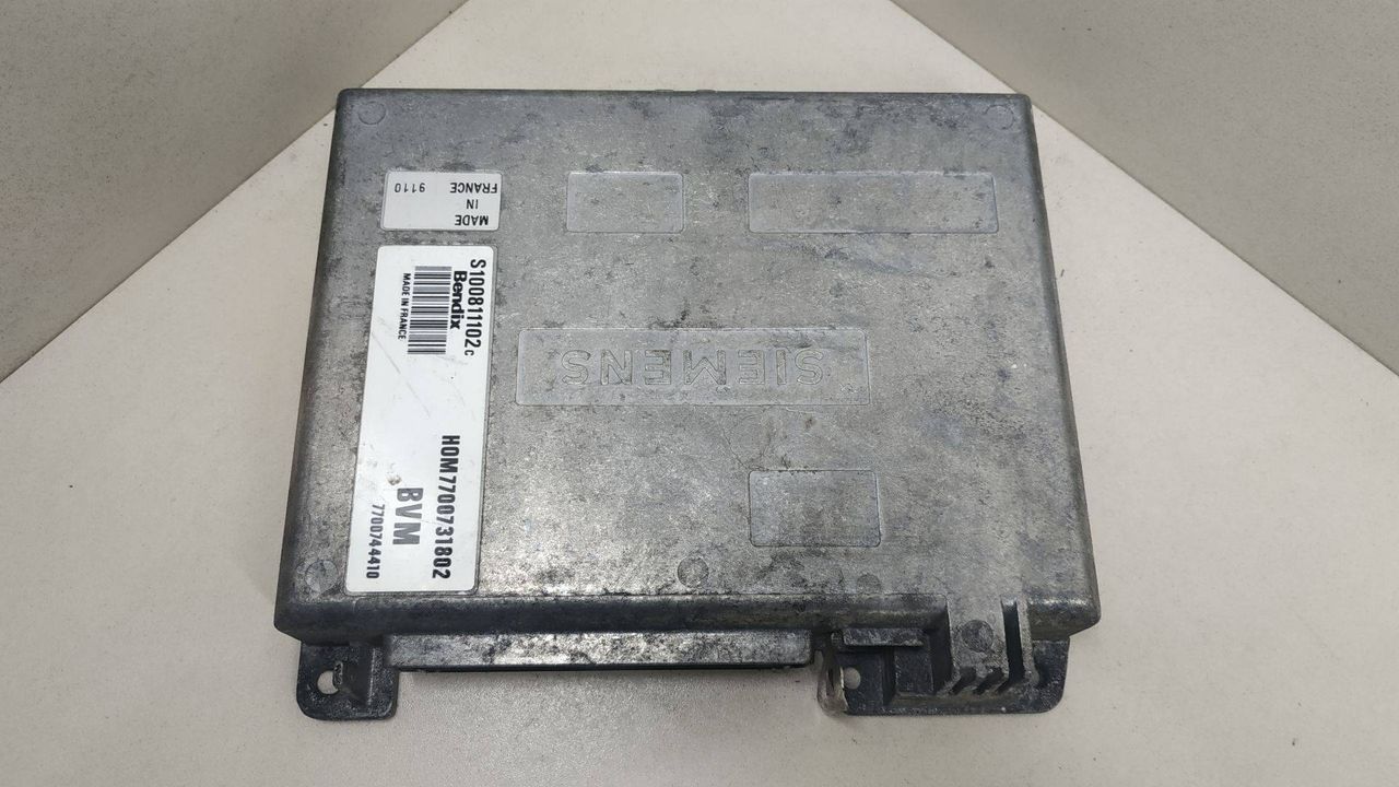 блок управления двигателем Renault 21 1 поколение 1988, 1.7 л., бензин, HOM7700731802, 7700744410, S100811102C - фото №1