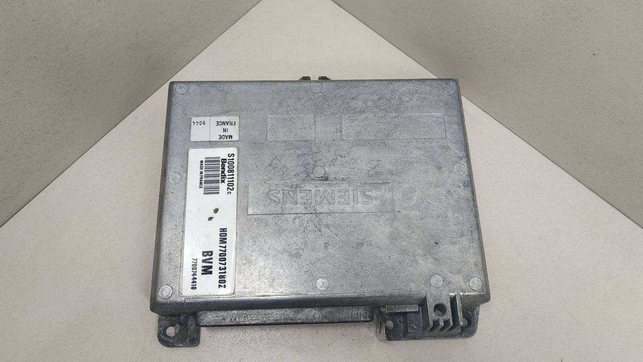 блок управления двигателем Renault 21 1 поколение 1988, 1.7 л., бензин, HOM7700731802, 7700744410, S100811102C - фото №1