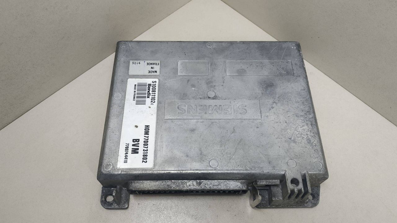 блок управления двигателем Renault 21 1 поколение 1988, 1.7 л., бензин, HOM7700731802, 7700744410, S100811102C - фото №1