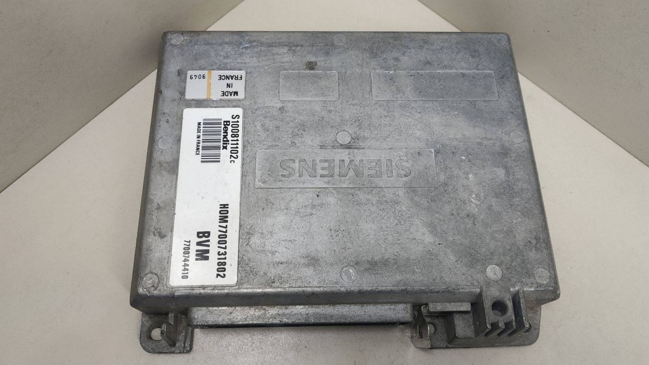 блок управления двигателем Renault 19 1 поколение 1990, 1.7 л., бензин, HOM7700731802, 7700744410, S100811102C - фото №1