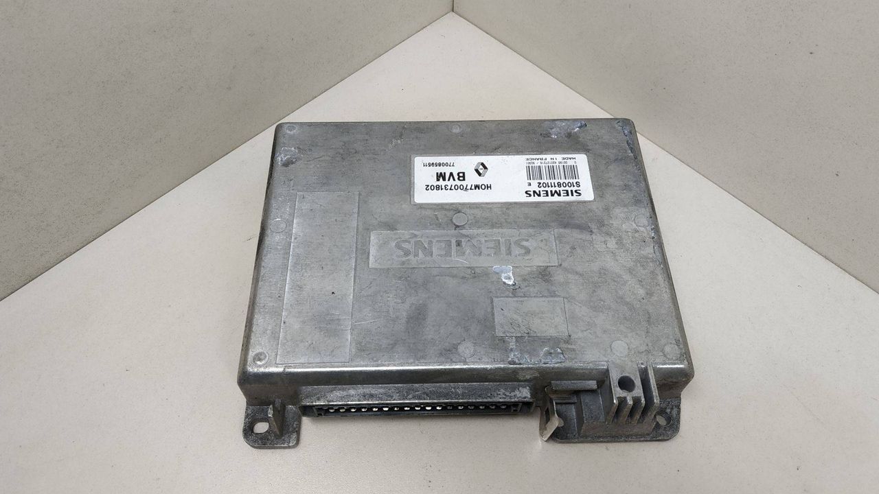 блок управления двигателем Renault 21 1 поколение 1988, 1.7 л., SIEMENS, BVM, HOM7700731802, 7700859511, S100811102E - фото №1