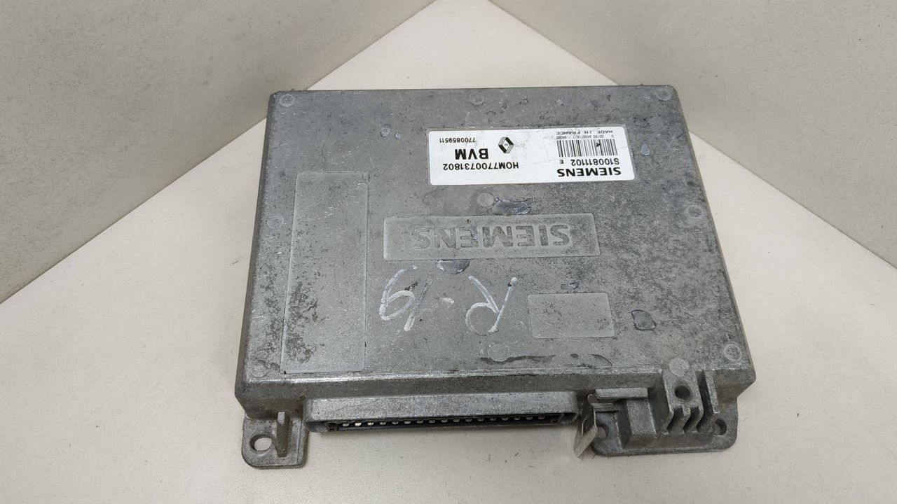 блок управления двигателем Renault 21 1 поколение 1988, 1.7 л., SIEMENS, BVM, HOM7700731802, 7700859511, S100811102E - фото №1