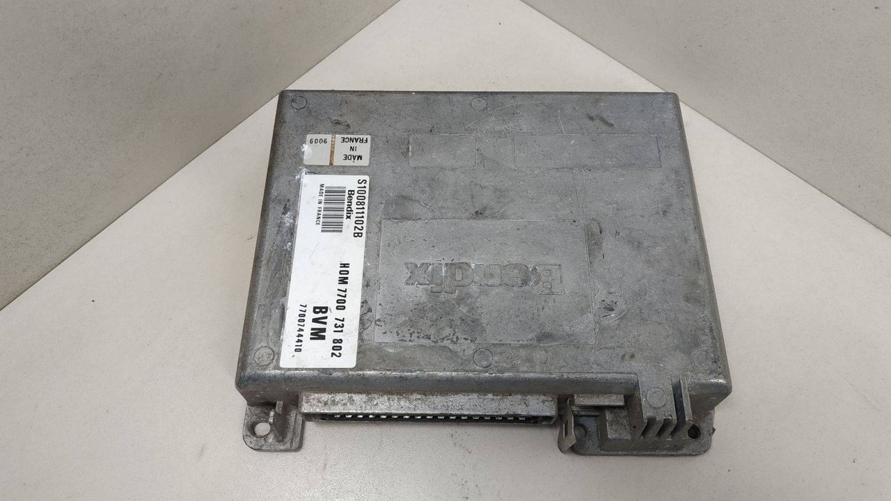 блок управления двигателем Renault 19 2 поколение 1996, 1.7 л., BENDIX, HOM7700731802, 7700744410, S100811102B - фото №1