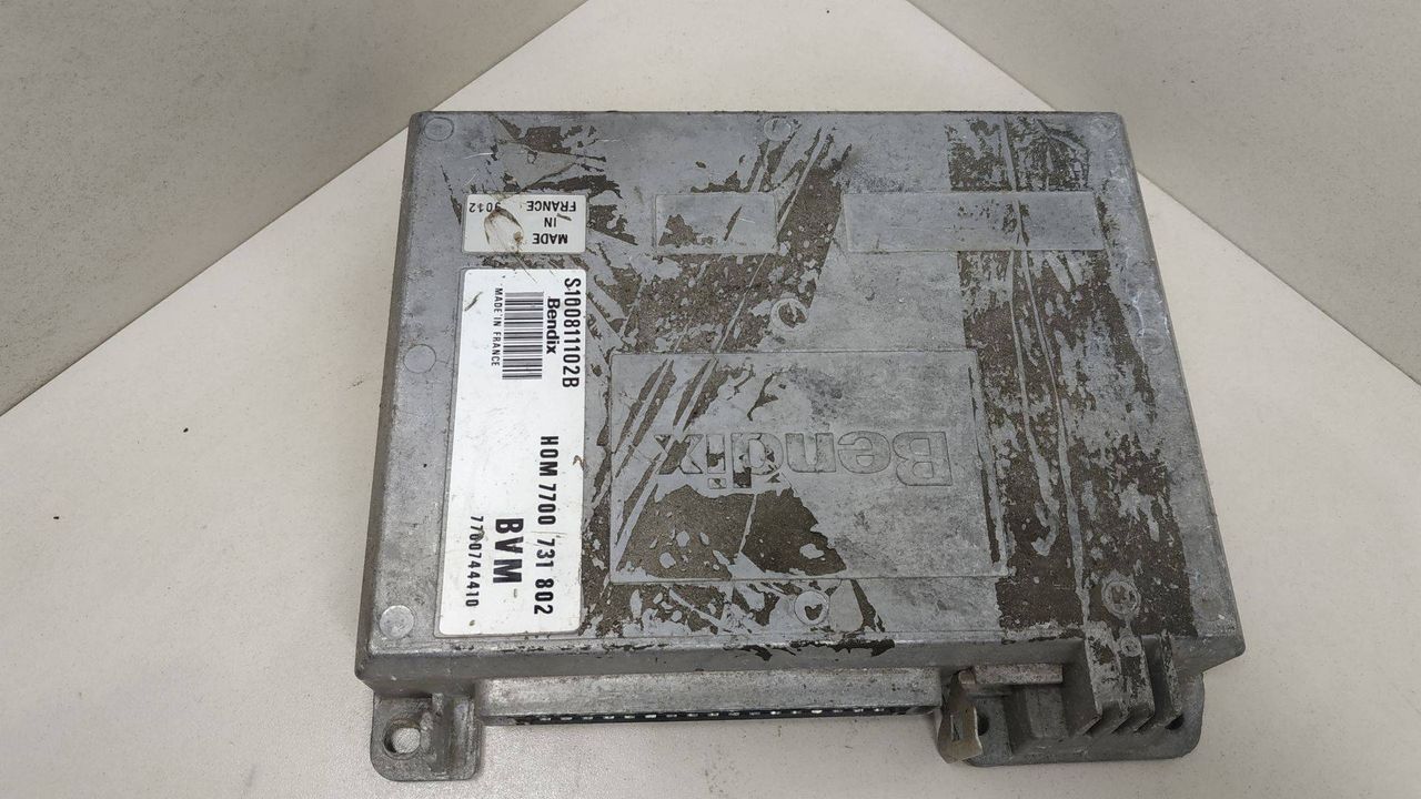 блок управления двигателем Renault 19 2 поколение 1996, 1.7 л., BENDIX, HOM7700731802, 7700744410, S100811102B - фото №1