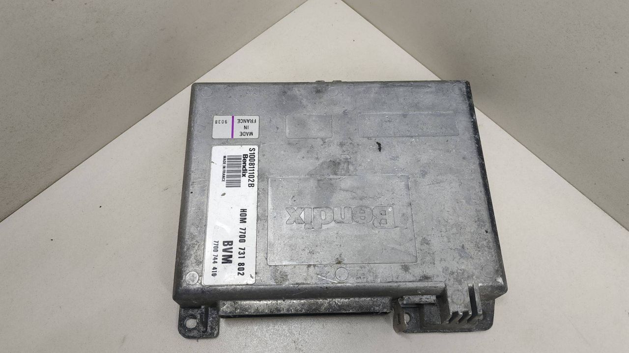 блок управления двигателем Renault 19 2 поколение 1996, 1.7 л., BENDIX, HOM7700731802, 7700744410, S100811102B - фото №1