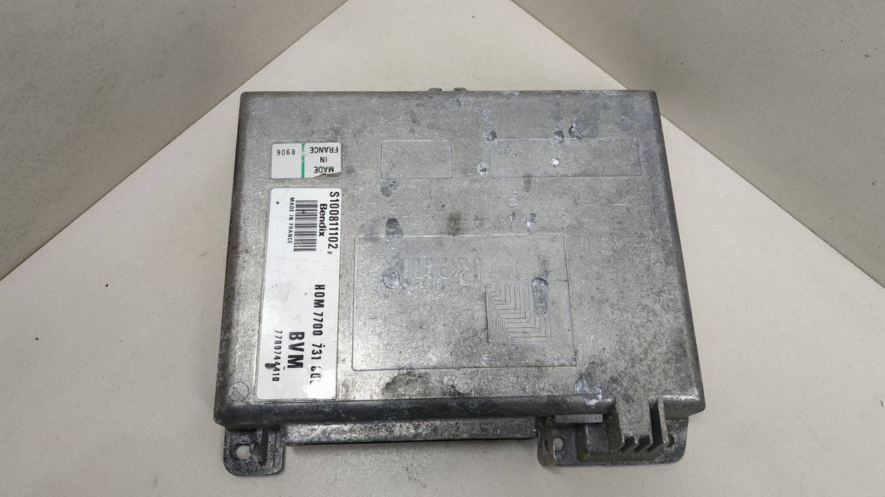 блок управления двигателем Renault 19 2 поколение 1996, 1.7 л., BENDIX, HOM7700731802, 7700744410, S100811102B - фото №1