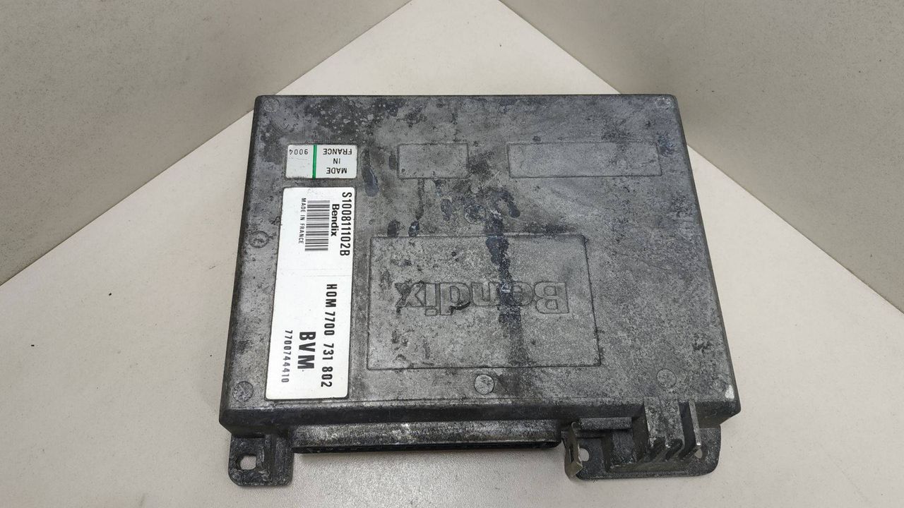 блок управления двигателем Renault 19 2 поколение 1996, 1.7 л., BENDIX, HOM7700731802, 7700744410, S100811102B - фото №1