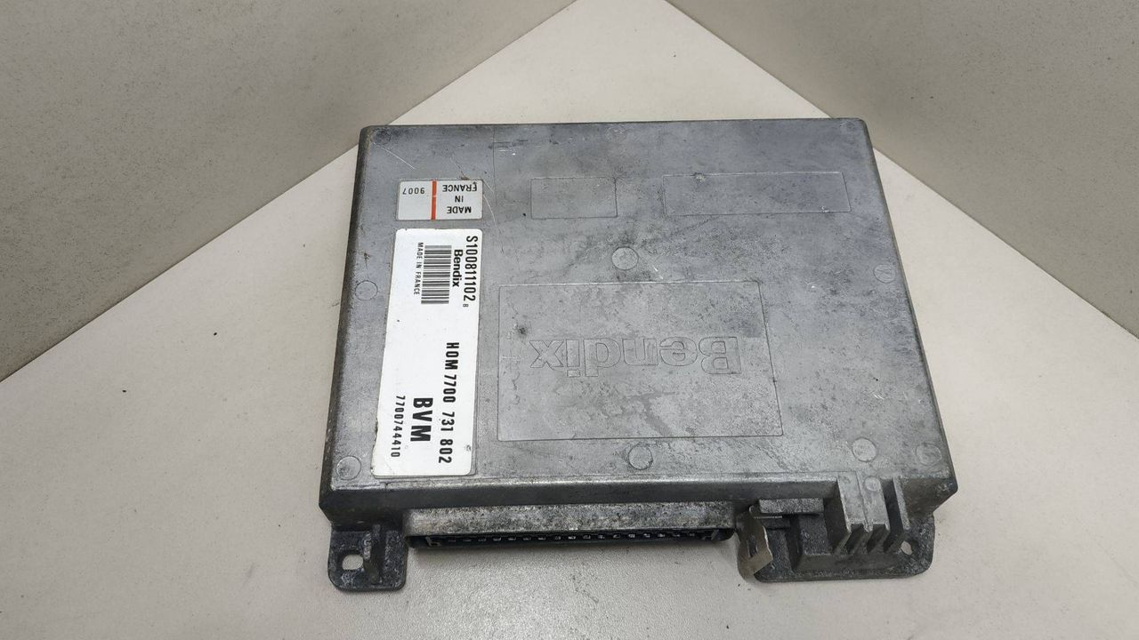блок управления двигателем Renault 19 2 поколение 1996, 1.7 л., BENDIX, HOM7700731802, 7700744410, S100811102B - фото №1