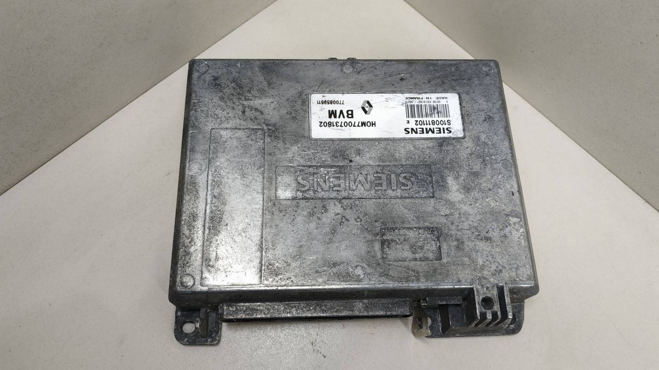 блок управления двигателем Renault 19 2 поколение 1996, 1.7 л., SIEMENS, HOM7700731802, S100811102E, 7700731802 - фото №1