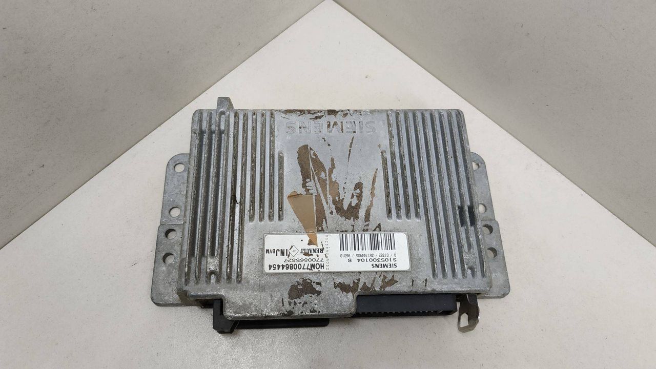блок управления двигателем Renault Scenic 1 поколение 1998, SIEMENS, HOM7700864454, 7700865827, S105300104B - фото №1