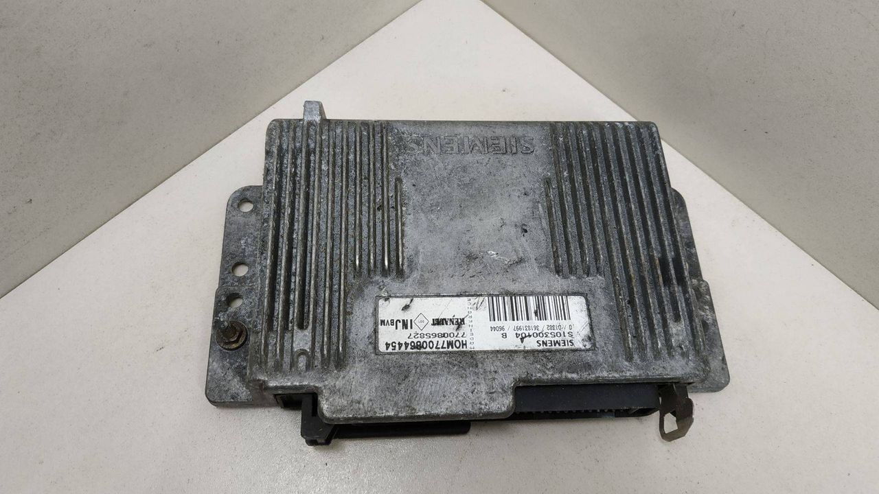 блок управления двигателем Renault Megane 1 поколение 1997, SIEMENS, HOM7700864454, 7700865827, S105300104B - фото №1