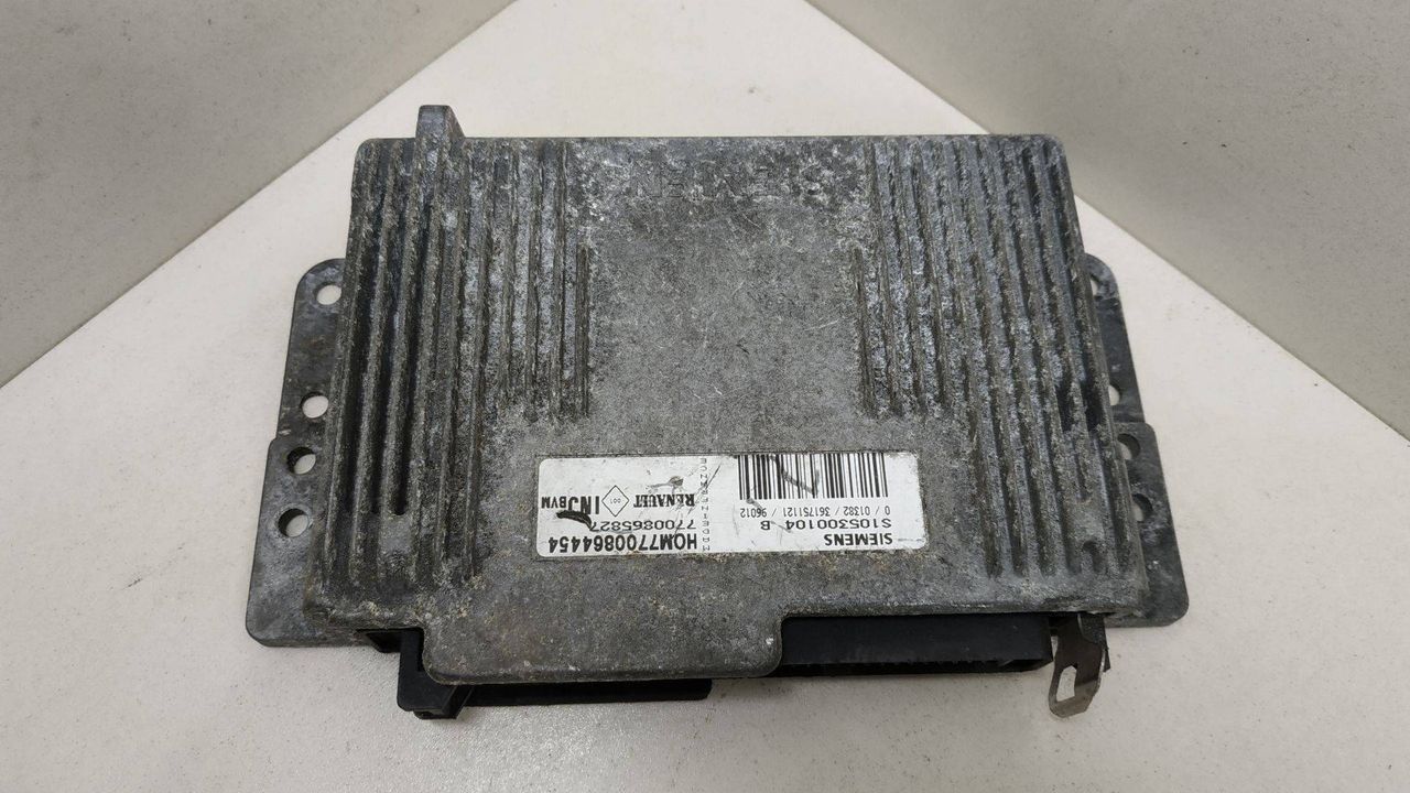 блок управления двигателем Renault Laguna 1 поколение 1995, SIEMENS, HOM7700864454, 7700865827, S105300104B - фото №1