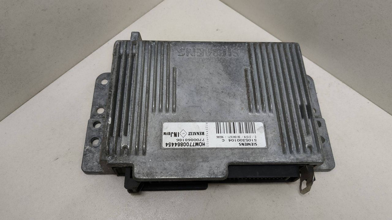 блок управления двигателем Renault Laguna 1 поколение 1996, SIEMENS, 7700868186, HOM77004454, S105300104C - фото №1
