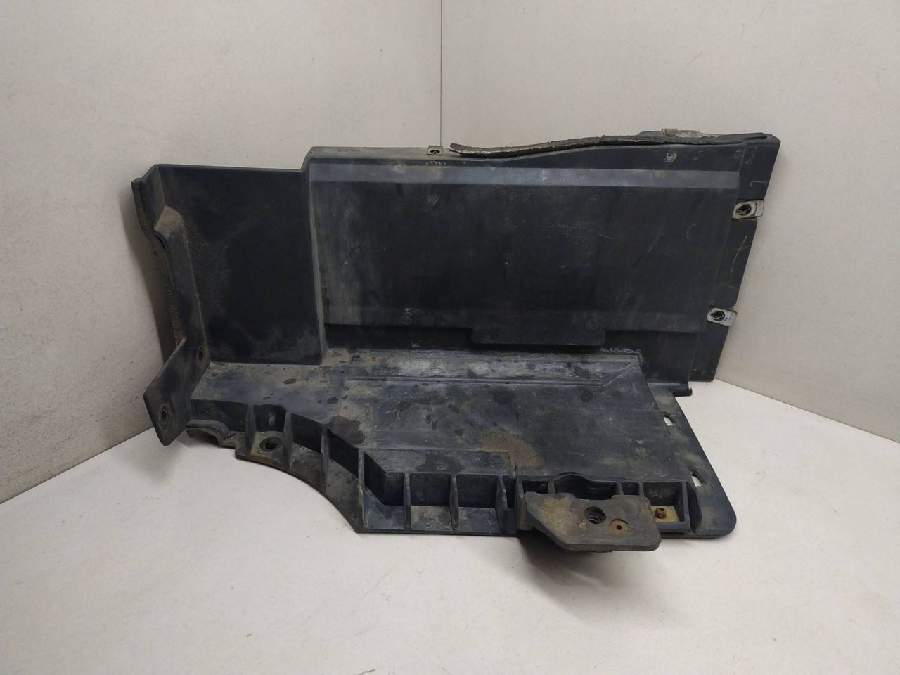 полка аккумулятора Cadillac CTS 1 поколение 2004, 3.6 л., i, LY7, бензин, АКПП, чёрный, седан, задний привод, 25734732 - фото №1