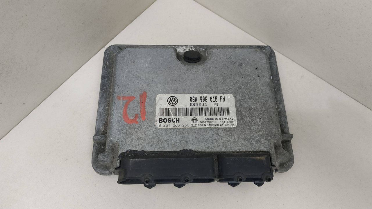 блок управления двигателем Skoda Fabia 1 2003, 06A906018FH, 0261206266 - фото №1