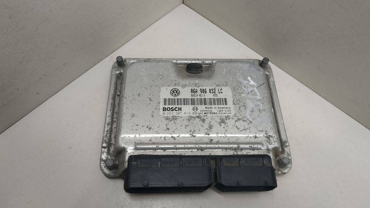 блок управления двигателем Volkswagen Passat B5 1999, 06A906032LC, 0261207819 - фото №1
