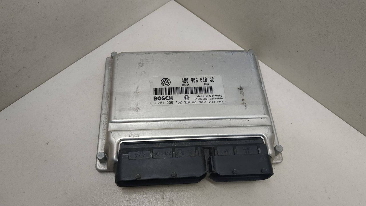блок управления двигателем Audi A4 B5 1997, бензин, 4B0906018AC, 0261206452 - фото №1