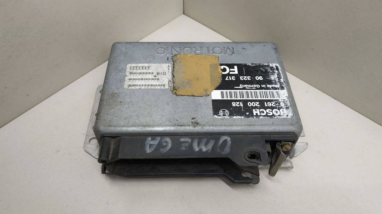 блок управления двигателем Opel Omega A 1988, 3.0 л., бензин, 0261200128, 90323317 - фото №1