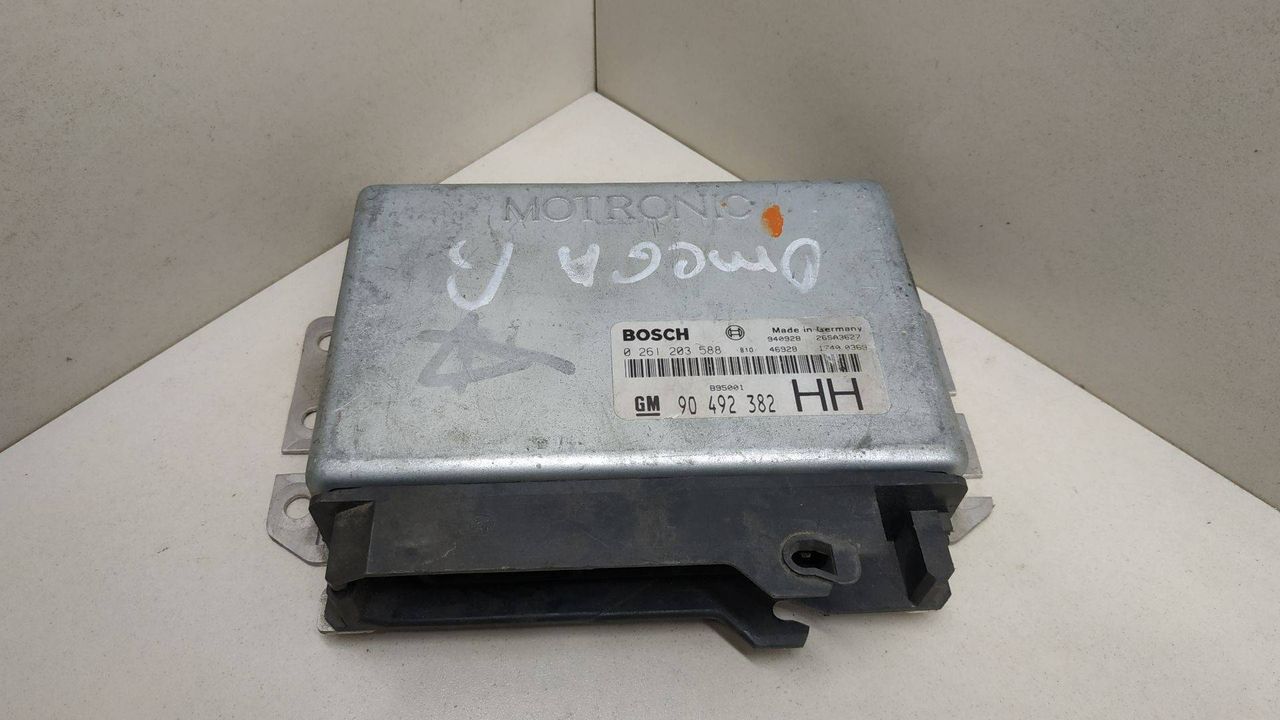 блок управления двигателем Opel Omega B 1997, 2.5 л., бензин, 0261203588, 90492382, HH - фото №1