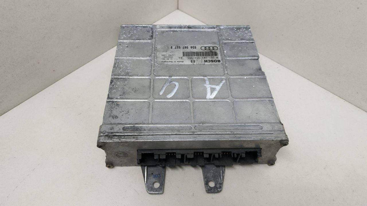блок управления двигателем Volkswagen Passat B5 2000, 0261203554555, 8D0907557B - фото №1