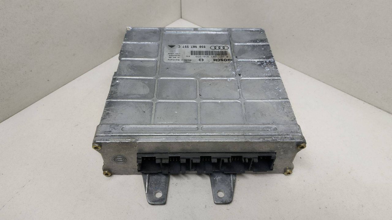 блок управления двигателем Volkswagen Passat B5 2000, 0261203938939, 8D0907557C - фото №1