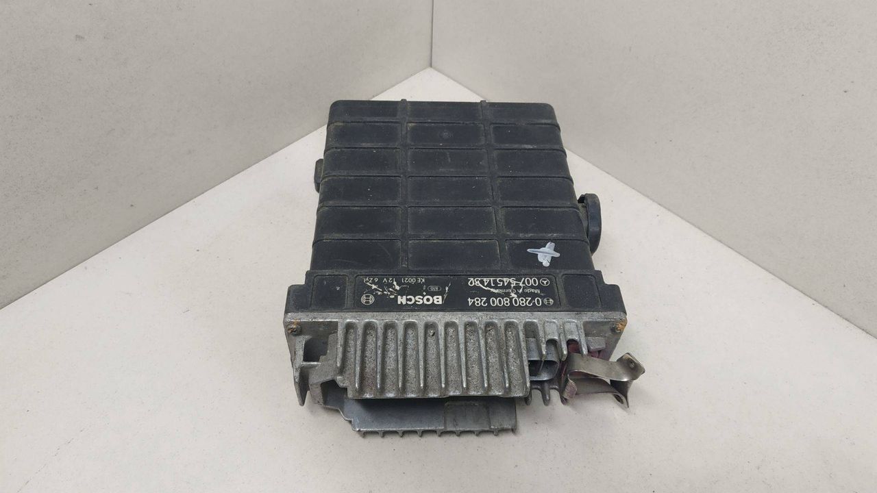 блок управления двигателем Mercedes-Benz E-Класс 1 поколение 1988, 2.6 л., 0280800284, 0075451432 - фото №1
