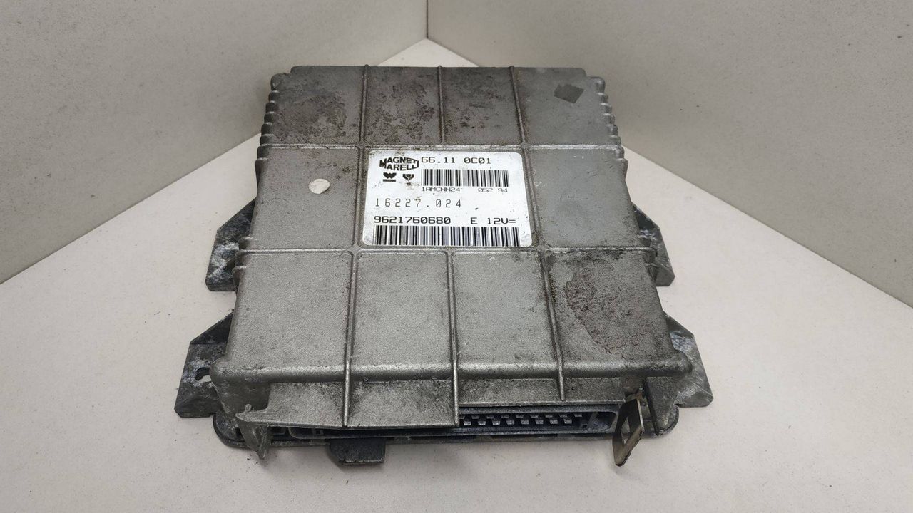 блок управления двигателем Peugeot 306 1 поколение 1994, 1.4 л., бензин, G6.110C01, 16227.024, 9621760680E - фото №1