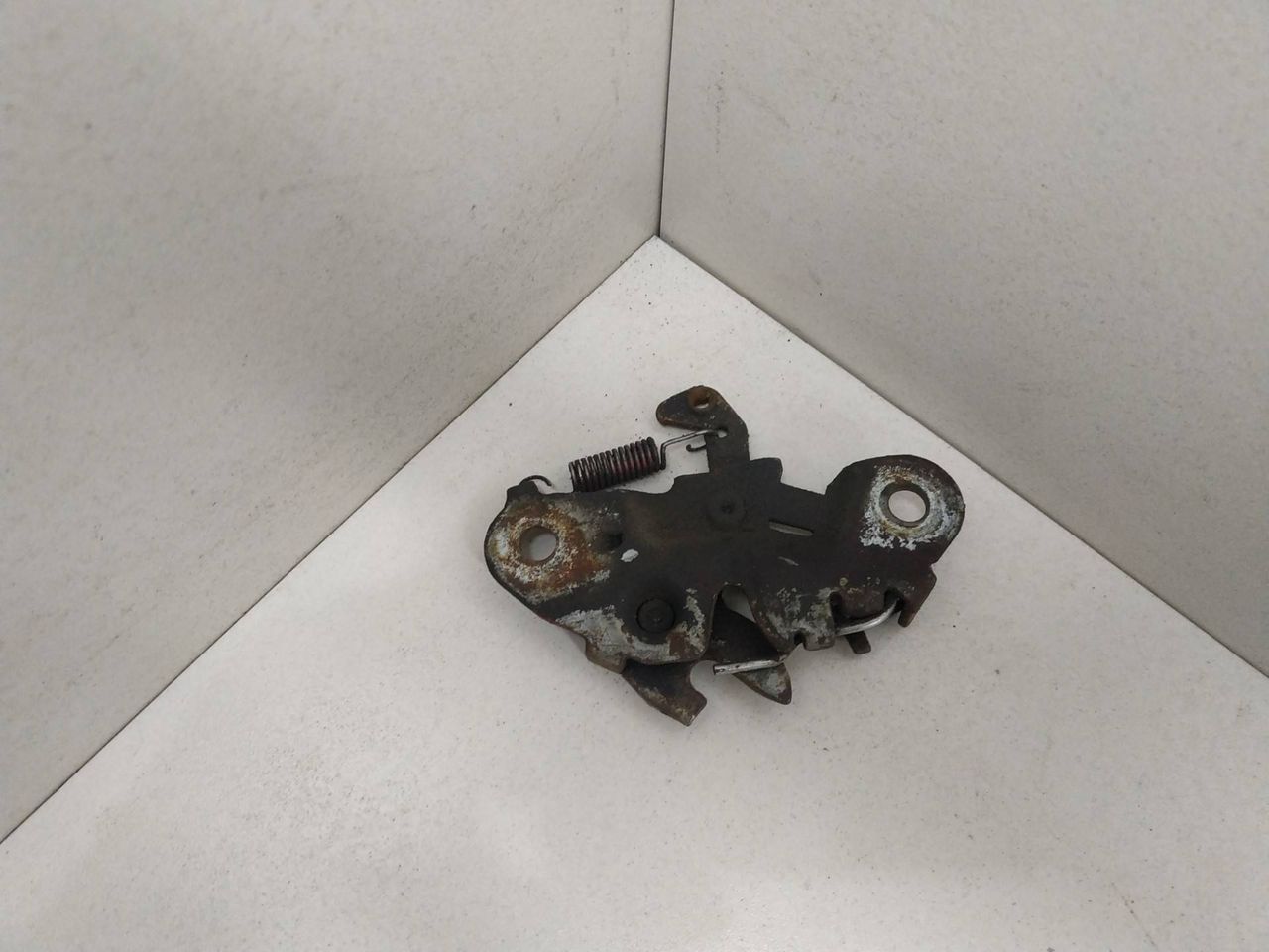 замок капота Citroen Saxo 1 поколение S0 1998, 1.0 л., i, CDY (TU9M), бензин, 5МКПП, красный, хетчбэк 3 дв., передний привод, 793446 - фото №1