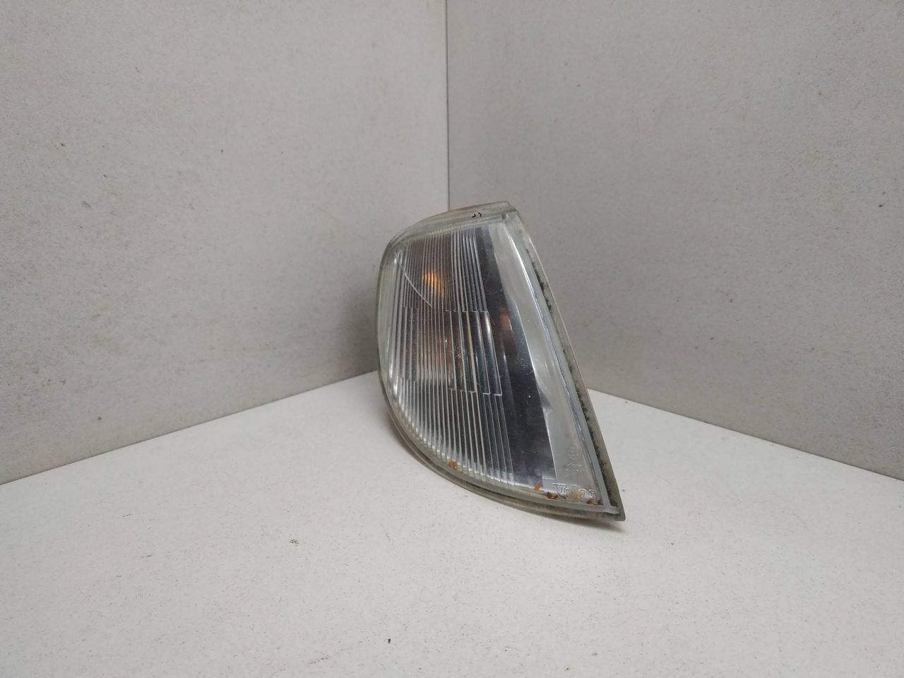 поворотник правый Citroen Saxo 1 поколение S0 1998, 1.0 л., i, CDY (TU9M), бензин, 5МКПП, красный, хетчбэк 3 дв., передний привод, 630360 - фото №1