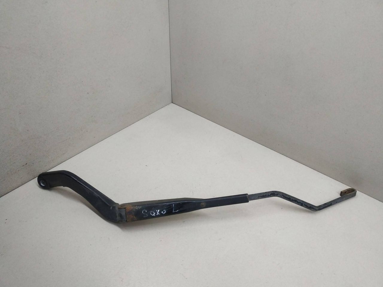 щеткодержатель (поводок стеклоочистителя, дворник) Citroen Saxo 1 поколение S0 1998, 1.0 л., i, CDY (TU9M), бензин, 5МКПП, красный, хетчбэк 3 дв., передний привод, 9620832580 - фото №1