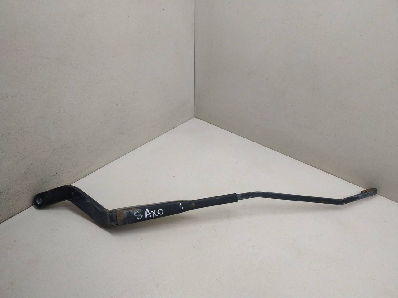 щеткодержатель (поводок стеклоочистителя, дворник) Citroen Saxo 1 поколение S0 1998, 1.0 л., i, CDY (TU9M), бензин, 5МКПП, красный, хетчбэк 3 дв., передний привод, 9606262380 - фото №1