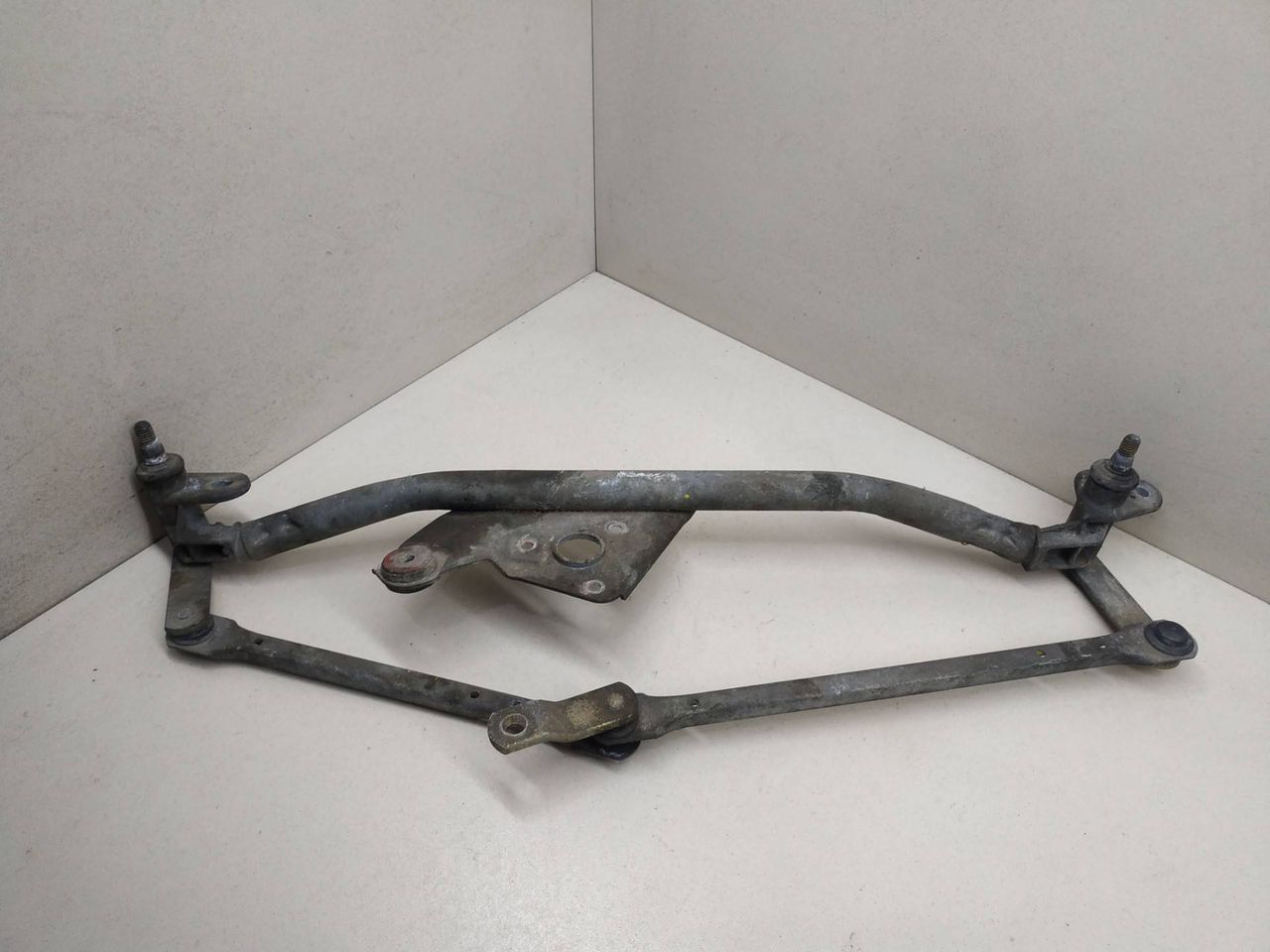механизм стеклоочистителя (трапеция дворников) Citroen Saxo 1 поколение S0 1998, 1.0 л., i, CDY (TU9M), бензин, 5МКПП, красный, хетчбэк 3 дв., передний привод, 6401C1 - фото №1