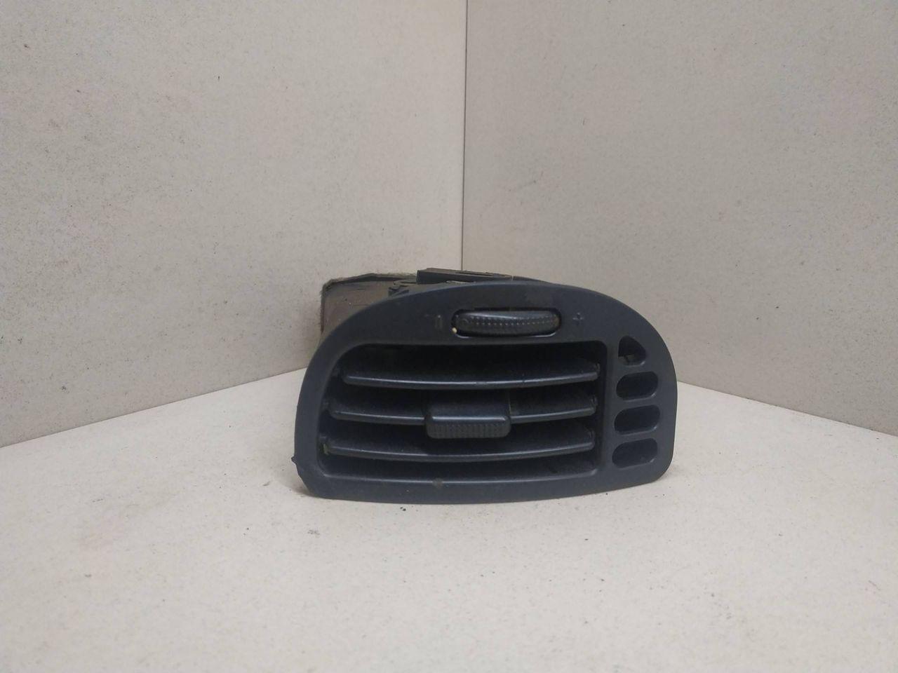 дефлектор обдува салона Citroen Saxo 1 поколение S0 1998, 1.0 л., i, CDY (TU9M), бензин, 5МКПП, красный, хетчбэк 3 дв., передний привод, 9617705677 - фото №1