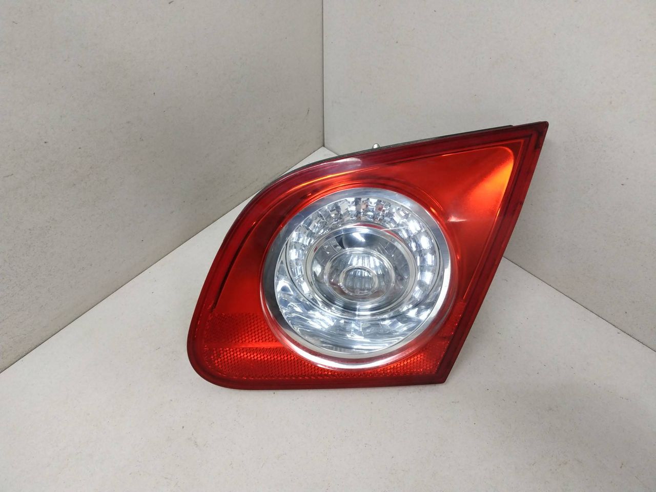 фонарь крышки багажника правый Volkswagen Passat B6 2008, 2.0 л., i, BPY, бензин, АКПП, серый, седан, передний привод, 3C5945094E - фото №1