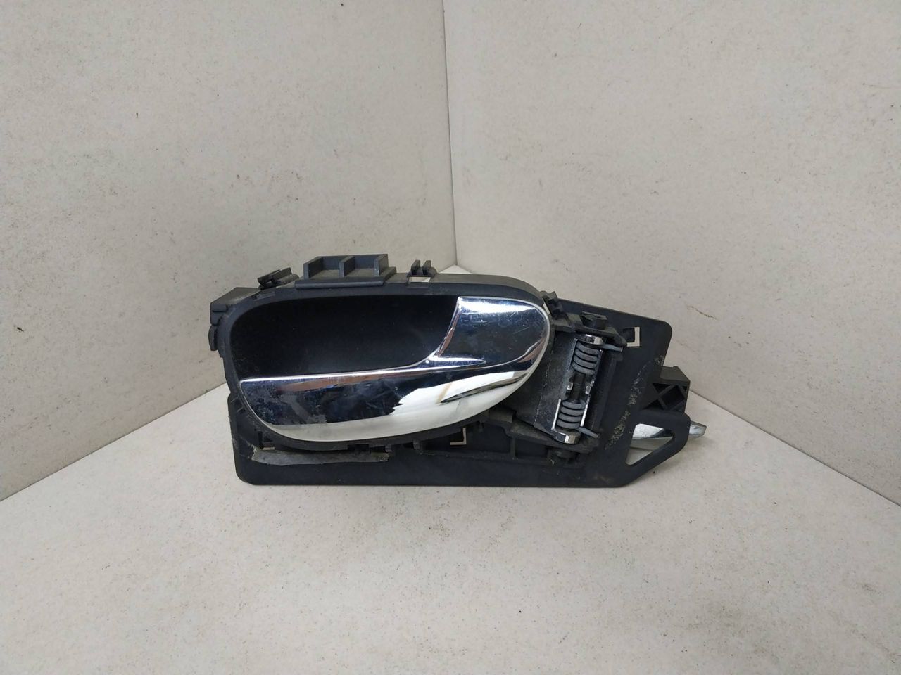 ручка внутренняя передняя правая Peugeot 307 1 поколение 2003, 2.0 л., HDi, RHY (DW10TD), дизель, 5МКПП, синий, универсал, передний привод, 9643604477 - фото №1