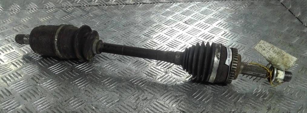 полуось передняя левая (приводной вал, ШРУС) Nissan Almera N16 2003, 1.5 л., i, бензин, 39101BM510, 39101BM500 - фото №1