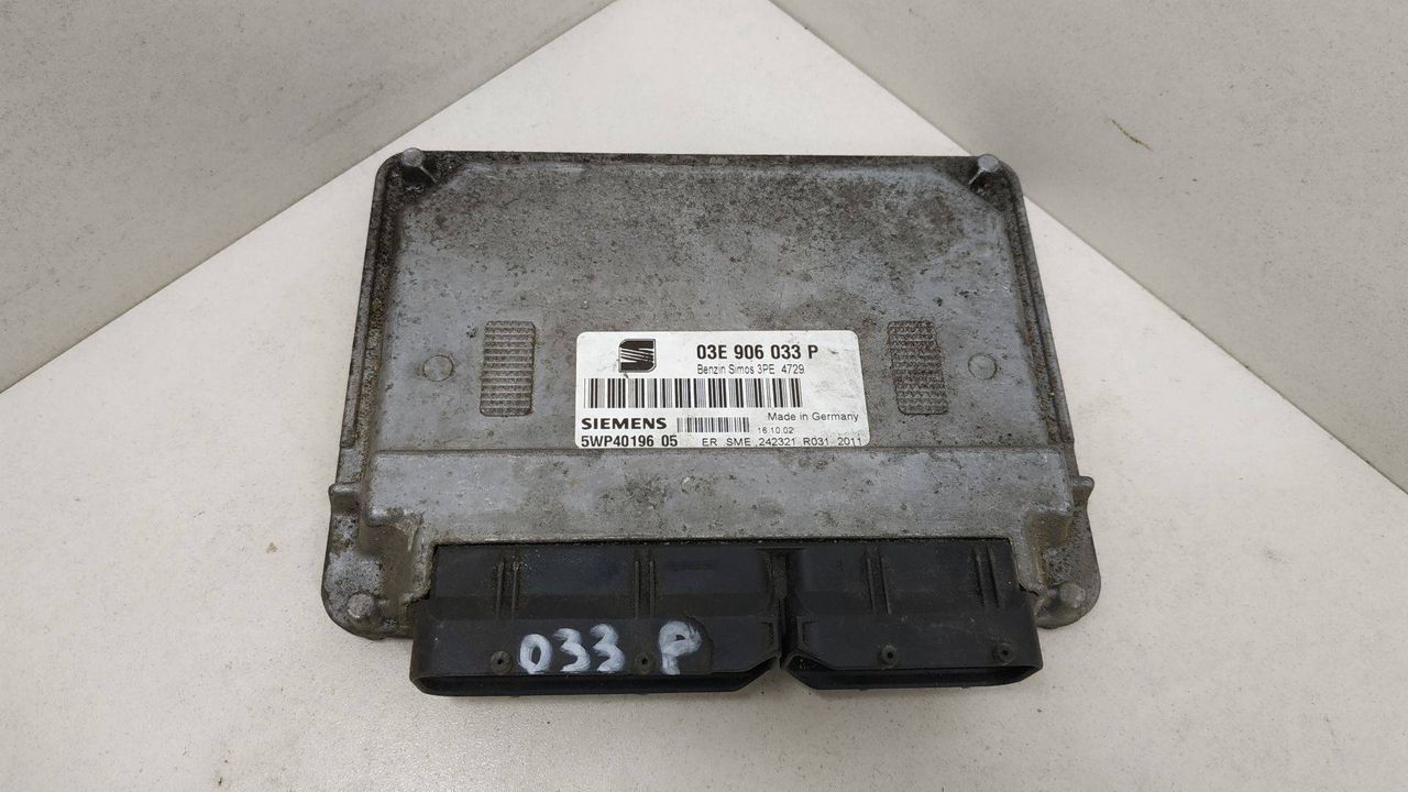 блок управления двигателем SEAT Cordoba 1 поколение 1995, 1.2 л., бензин, 03E906033P, 5WP4019605 - фото №1