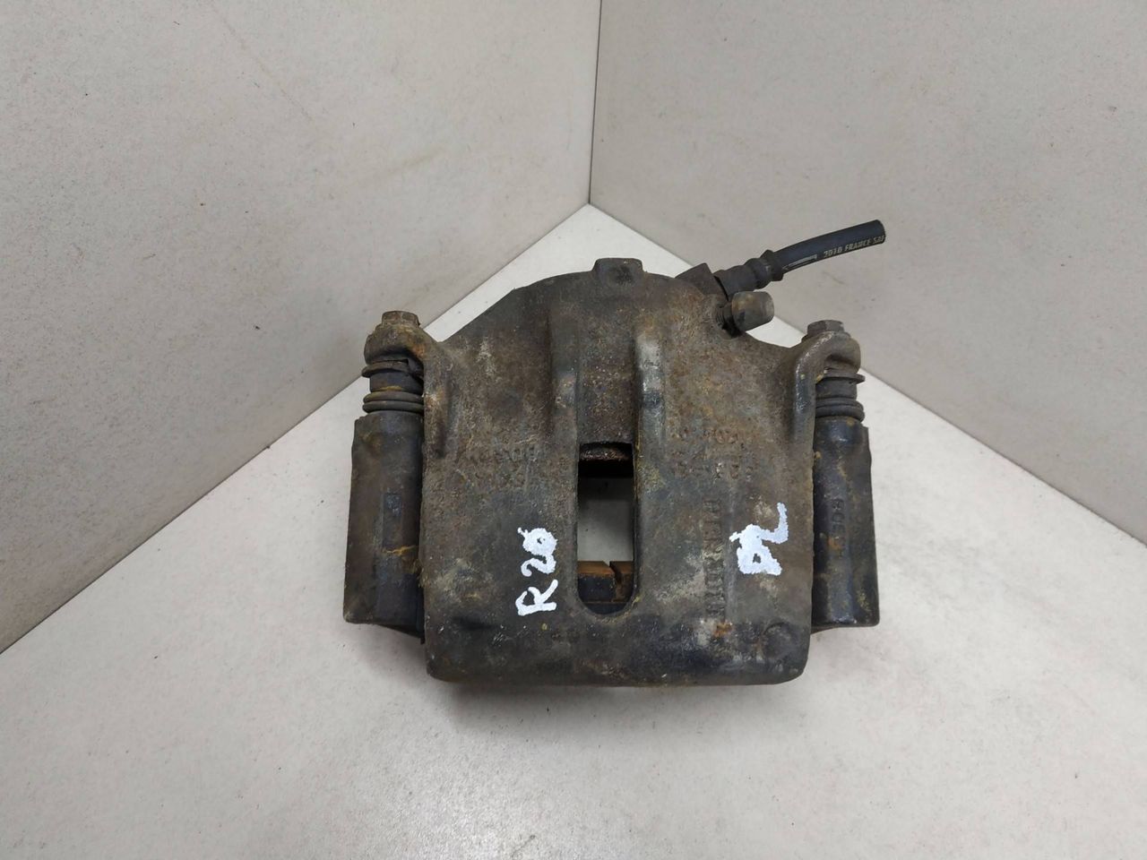 суппорт передний левый Renault Scenic 2 поколение JM0G 2005, 1.9 л., DCi, F9Q 812, дизель, 6МКПП, серый, минивэн, передний привод, 7701207685 - фото №1