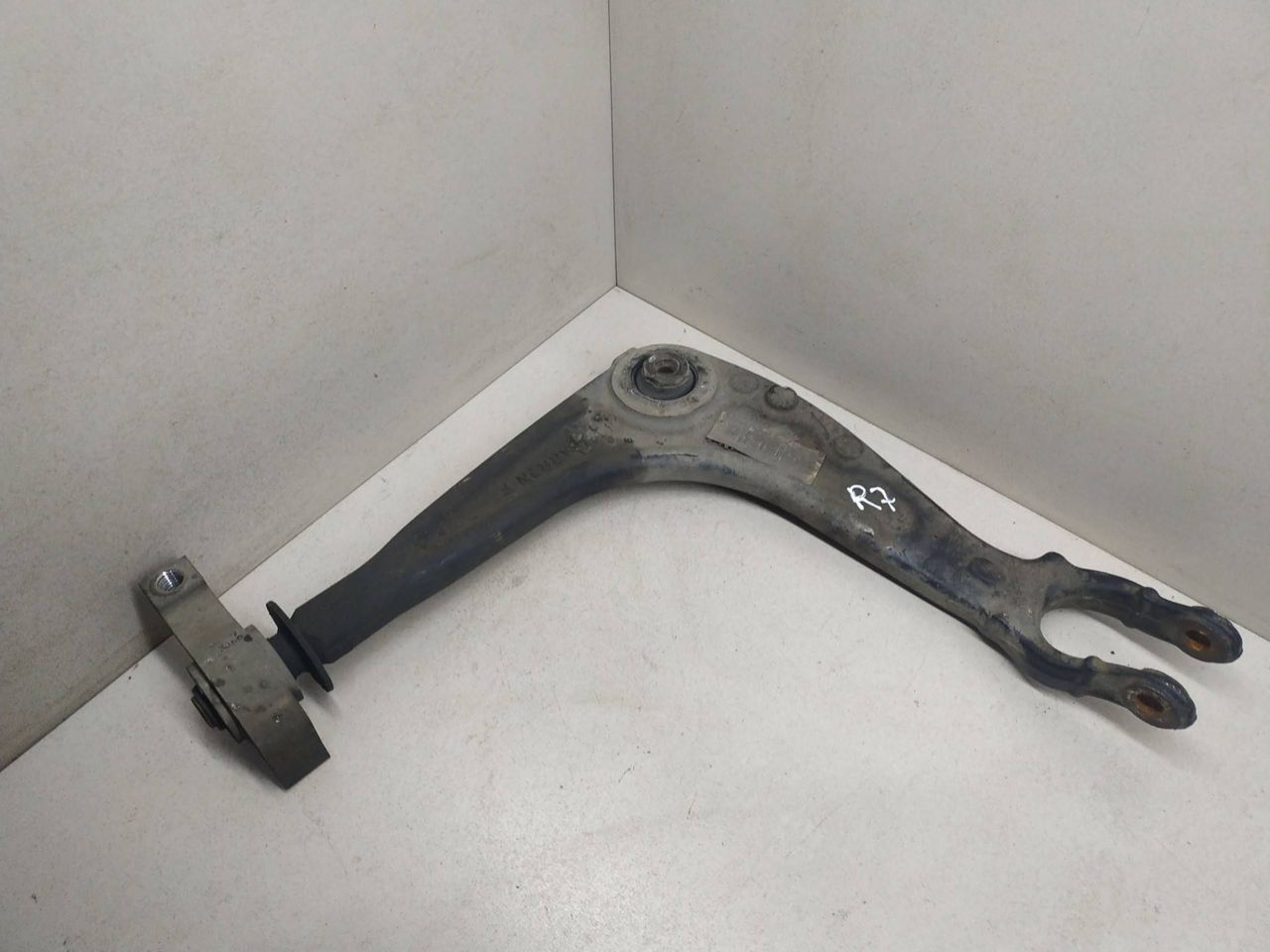 рычаг передний правый Peugeot 407 1 поколение 2006, 1.6 л., HDi, 9HY (DV6TED4), дизель, МКПП, серый, передний привод - фото №1