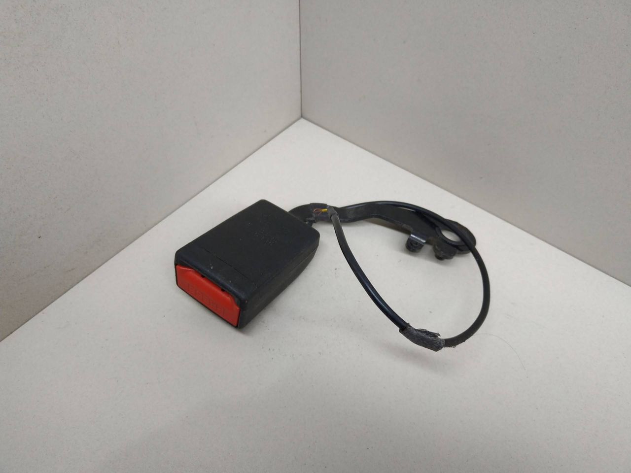 замок ремня безопасности Citroen C4 Picasso 1 поколение 2008, 1.6 л., HDi, 9HZ (DV6TED4), дизель, 5МКПП, минивэн, передний привод - фото №1