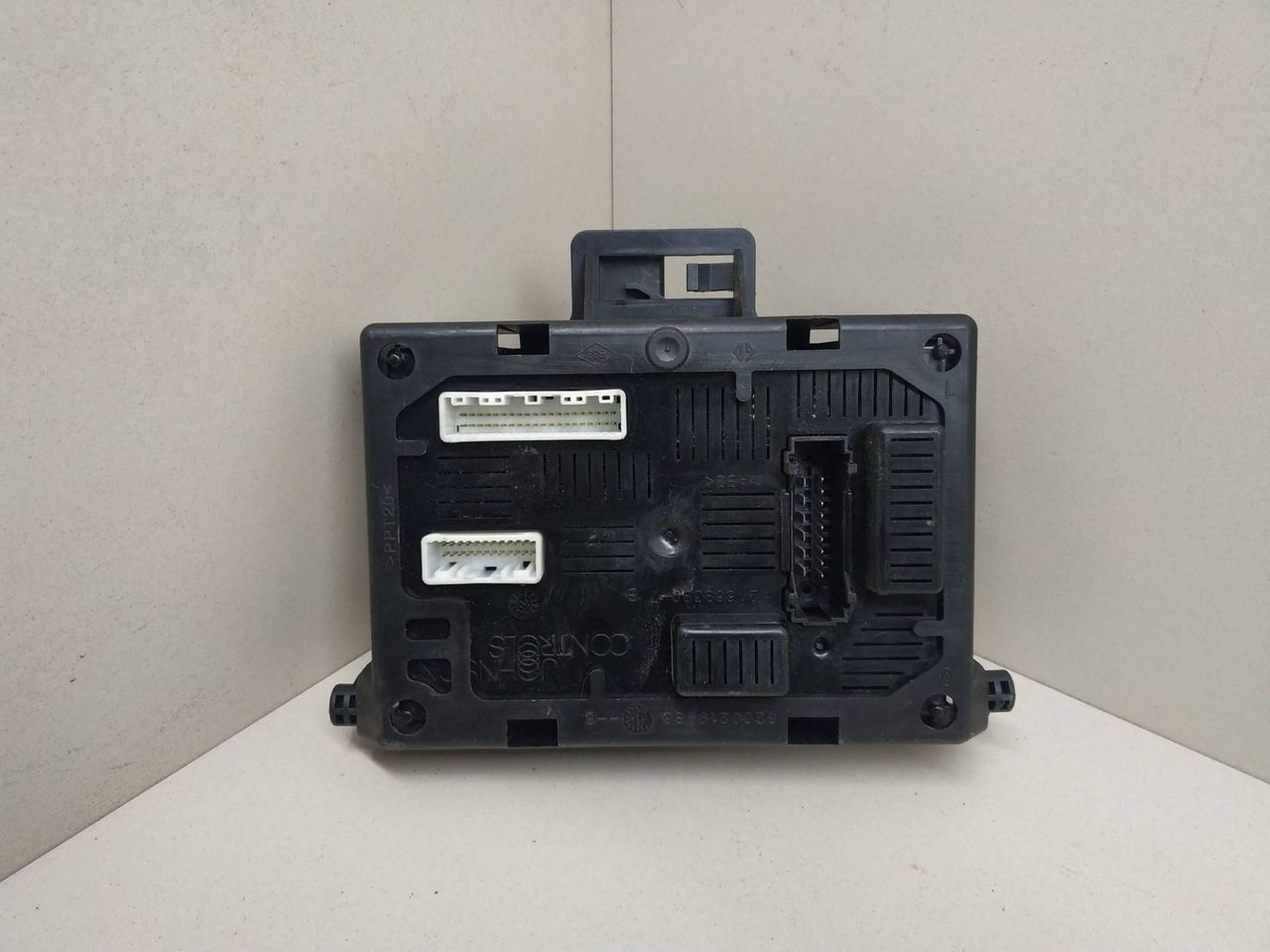 Блок управления BCM (Body Control Module) Renault Modus 1 поколение JP0J 2004, 1.4 л., i, K4J 770, бензин, 5МКПП, красный, хетчбэк 5 дв., передний привод, 8200292040, 8200219986, 21669390-7 - фото №1
