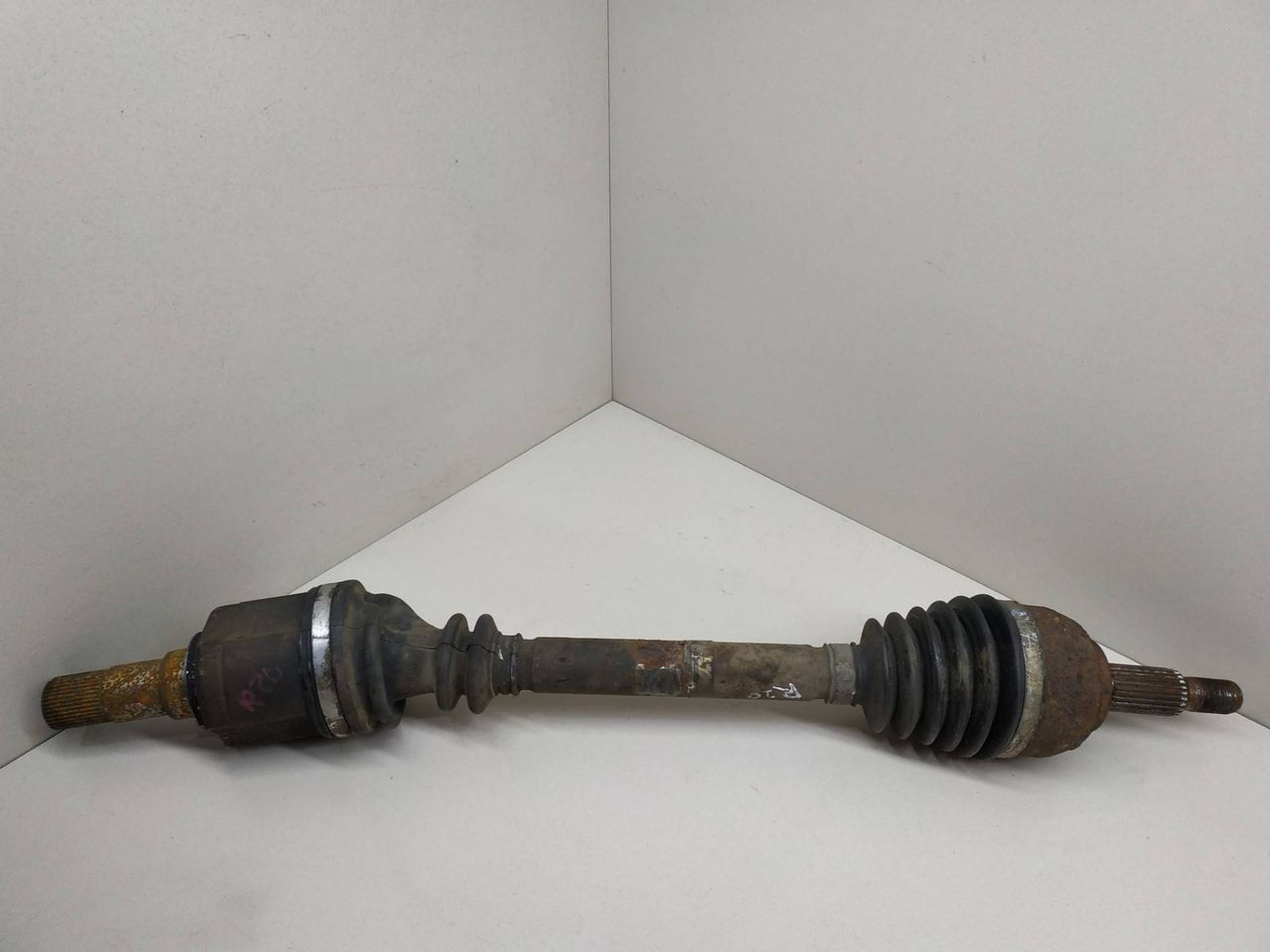 полуось передняя левая (приводной вал, ШРУС) Renault Scenic 2 поколение JM0G 2005, 1.9 л., DCi, F9Q 812, дизель, 6МКПП, серый, минивэн, передний привод, 8200198016, 7711135420 - фото №1