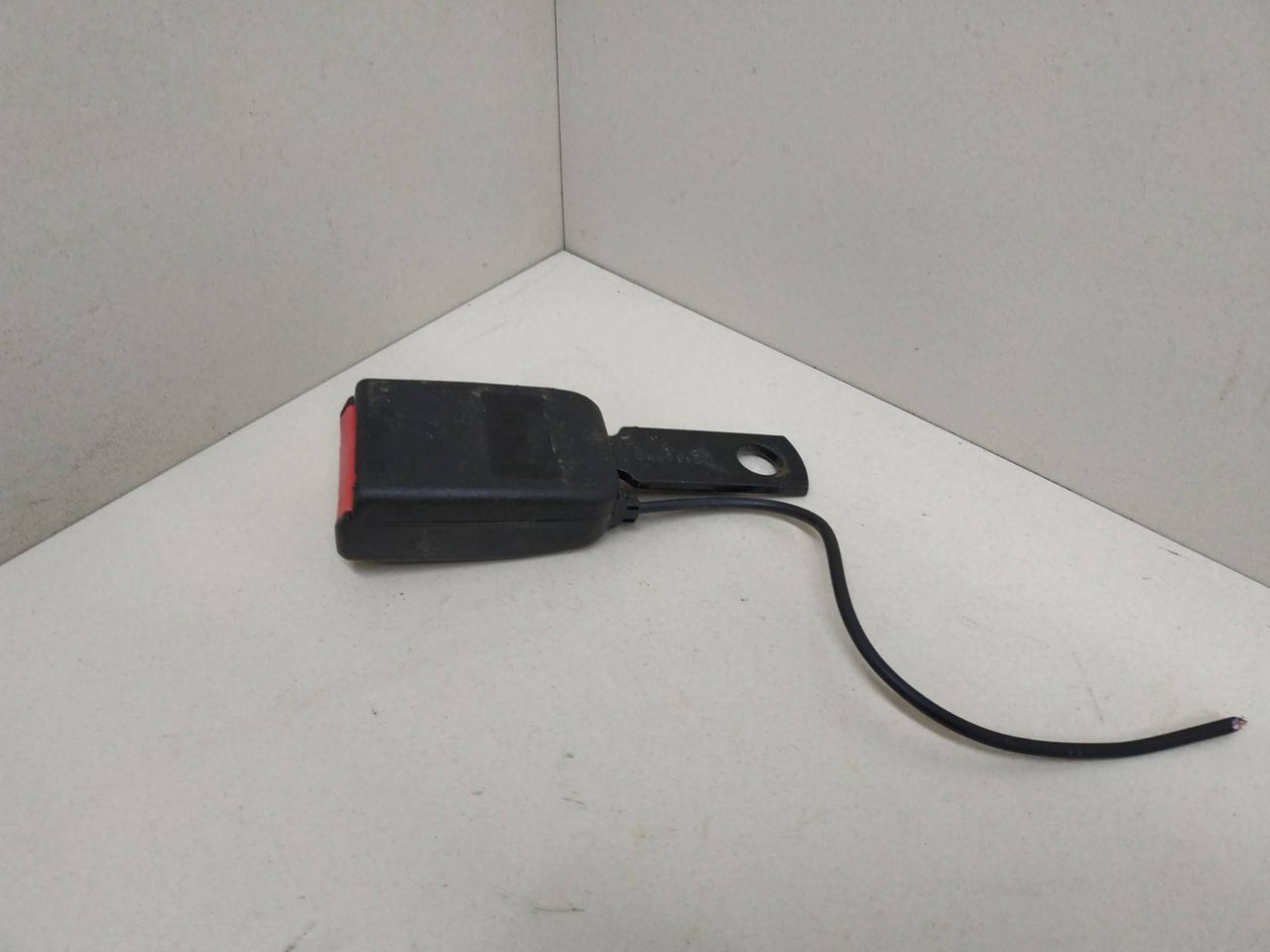 замок ремня безопасности Peugeot 1007 1 поколение 2007, 1.6 л., HDi, 9HZ (DV6TED4), дизель, 5МКПП, серебристый, хетчбэк 3 дв., передний привод - фото №1