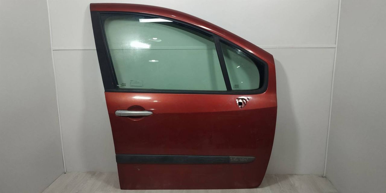 дверь передняя правая Renault Modus 1 поколение JP0J 2004, 1.4 л., i, K4J 770, бензин, 5МКПП, красный, хетчбэк 5 дв., передний привод, 801003308R - фото №1