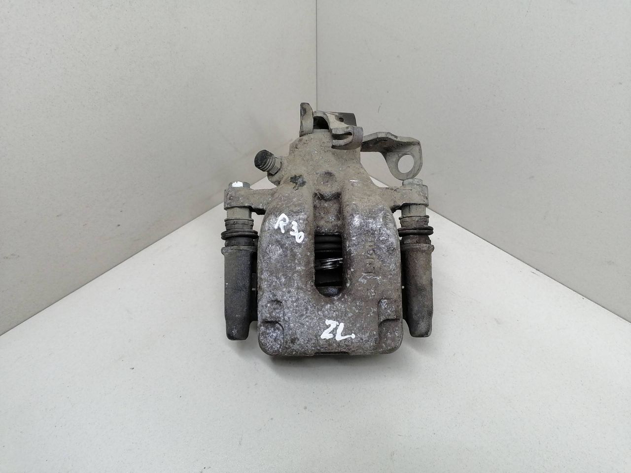 суппорт задний левый Peugeot 1007 1 поколение 2007, 1.6 л., HDi, 9HZ (DV6TED4), дизель, 5МКПП, серебристый, хетчбэк 3 дв., передний привод, 1091564 - фото №1