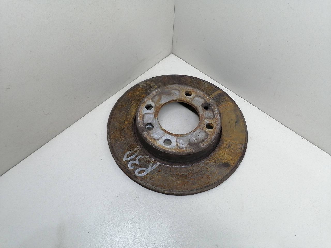 диск тормозной задний Peugeot 1007 1 поколение 2007, 1.6 л., HDi, 9HZ (DV6TED4), дизель, 5МКПП, серебристый, хетчбэк 3 дв., передний привод, 4246W9 - фото №1