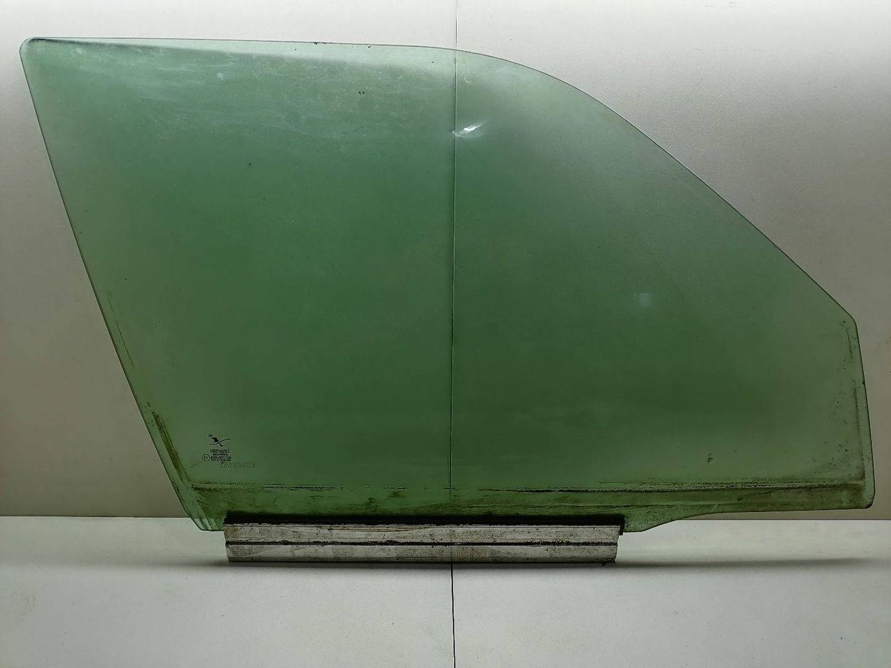 стекло двери передней правой Saab 9-3 1 поколение 2002, 2.2 л., дизель, МКПП, хетчбэк 5 дв., 43R-001105, DOT57M20AS2 - фото №1